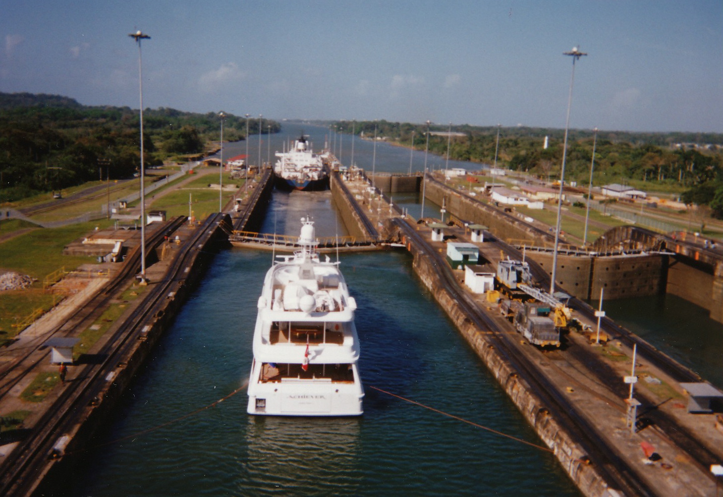 Panama_Canal_locks_1994_ships